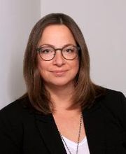 Portrait der Bildungsreferentin Tanja Hirse. Eine brünette Frau mit Brille. Freundlicher Blick in die Kamera.