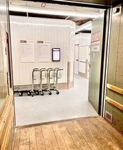 Zugang mit App auf deinem Handy und grossem Warenlift.