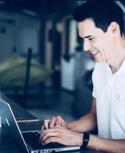 Im Social Media unterstützen wir Firmen redaktionell, strategisch und werbewirksam auf Facebook, Pinterest, YouTube, TikTok, Instagram und Twitter im B2C sowie XING und LinkedIN im B2B-Bereich.