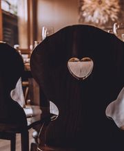 Hotel Restaurant Ronalp
Ronalp-Stübli
Für 20 bis 40 Personen. Eine Attraktion! A la carte-Restaurant; Spezialitäten aus dem sonnigen Wallis und der ganzen Schweiz. Die heimelige Atmosphäre und die Gemütlichkeit laden zum Verweilen ein.