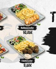 Rustikales Menübild mit vier Tellern: Hähnchen-Gemüseteller (10,00 €), Halloumiteller (10,00 €), Falafelteller (9,00 €) und Veggie-Mix-Teller (11,00 €).