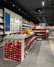Schuhabteilung im Store Köln. Abgebildete Produkte, Preise, Aktionen und Verfügbarkeiten können je nach Zeitpunkt und Standort variieren.