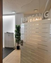 Geöffnete Glastür zum Empfang.