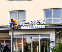 Besondere Werbeanlage mit Reliefbuchstaben aus Edelstahl gefertigt