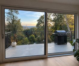 Moderne Panorama-Schiebetüren für lichtdurchflutete Wohnräume – MATU Fenster und Türen