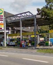 AGROLA Tankstelle in Riedikon mit TopShop - überdacht; Tanksäulen mit Bleifrei und Diesel; Swisslotto werbeschild
