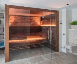 Individuelle Einbausauna in Nussbaum mit Salzsteinen und Glasfront für Zuhause. Maßanfertigung der corso sauna manufaktur. Saunahersteller seit 1968. Made in Germany.