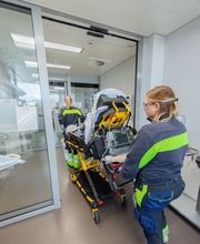 easyCab medical Mitarbeiter bringen Patienten auf Stryker auf die Intensivstation