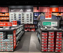 Sportschuhabteilung in der DEICHMANN Filiale Köln. Abgebildete Produkte, Preise, Aktionen und Verfügbarkeiten können je nach Zeitpunkt und Standort variieren.