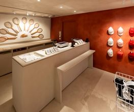 Lacoste Saint Tropez image 4