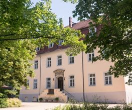 Im Schloss befindet sich ein Andachtsraum der für Trauerfeiern gebucht werden kann.