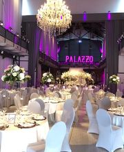 Die Palazzo Halle in Karlsruhe – Ihre perfekte Eventlocation für unvergessliche Veranstaltungen wie Firmenfeiern, Produktpräsentationen, Tagungen, Hochzeiten und mehr.
Die ehemalige Maschinenfabrik am Westbahnhof in Karlsruhe bildet ein außergewöhnliches Ambiente für exklusive Veranstaltungen mit dem gewissen Etwas. Auf 1.000 Quadratmetern ermöglicht die flexible Raumeinteilung den passenden Rahmen für jede Art von Event – von privaten Feiern wie Hochzeiten oder Geburtstage bis hin zu geschäftlichen Events wie Tagungen, Konferenzen oder Produktpräsentationen. In den Abendstunden taucht die ausgeklügelte Beleuchtungstechnik die hohen Decken in unterschiedliche Lichtstimmungen und macht die Palazzo Halle zu einer einmaligen Eventkulisse. Die Halle kann über die Eventagentur Projekt Eins gemietet werden, die das Lichtkonzept, die Dekoration, das Catering und auf Wunsch auch ein Rahmenprogramm detailliert auf das jeweilige Thema der Veranstaltung abstimmt.