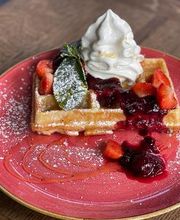 Beerenwaffel
marinierte Beeren der Saison, Vanilleeis, Spreegold's Maple Glaze, Minze, Puderzucker