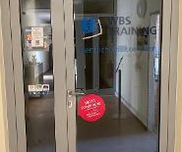 Eine Tür mit der Aufschrift WBS TRAINING