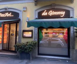 Vetrina della pizzeria
