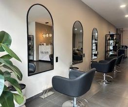 Unser Arbeitsbereich – wo dein neuer Look entsteht! ✂️✨ Hier trifft Kreativität auf Präzision. Mit Fachwissen und Sorgfalt bringen wir dein Haar in Bestform, damit du dich rundum wohlfühlst. Lehne dich zurück und genieße die Veränderung!