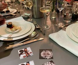 Geschlossene Gesellschaft Geselligkeit und Genuss – Gäste erleben Sushi und erlesene Weine bei Geschlossene Gesellschaft von Wulf Mey in Hamburg.