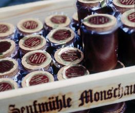 Kiste mit den urigen 100ml-Töpfen Moutarde de Montjoe, dem Monschauer Senf