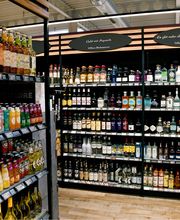 WEIN & SPIRITUOSEN
Zum leckeren und romantischen Abendessen oder für einen feucht-fröhlichen Abend: Unsere Weinauswahl offeriert dir eine große Bandbreite. Ob rot oder weiß, lieblich oder trocken, regional oder international. Bei uns findest du für jeden Anlass die passende Flasche.
Auch bei den hochprozentigen Getränken stehen eine Menge an Erzeugern und Geschmäckern für dich bereit. Rum aus Übersee, fruchtige Brände, erlesen Liköre, alte Whiskeys und vieles mehr erwarten dich hier.