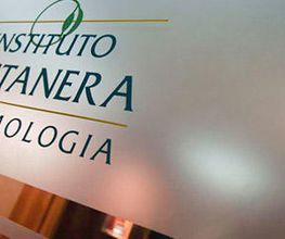 instituto-de-oftalmologia-castanera-vidrio-entrada-01.jpg