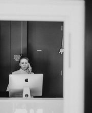 Nette und offene Kommunikation mit Kunden im Kosmetikstudio von Margarita M. Cosmetics in Remscheid