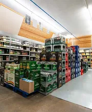 Getränke
Unsere Getränkeabteilung bietet eine praktische Auswahl für jeden Geschmack. Ob Softdrinks, Limonaden, regionale Säfte oder Mineralwasser – wir haben alles sowohl in Einweg- als auch Mehrwegflaschen sowie als Kastenware vorrätig.