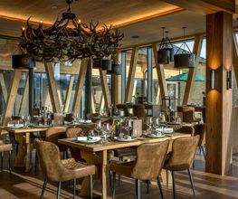 Hofgut-Restaurant mit modernem Design und Ausblick auf die Berge.