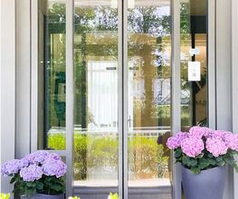 Praxis Eingang Sense Treatments in Zollikerberg – Ihr Ansprechpartner für Physiotherapie, Podologie und Ästhetik nahe Zürich