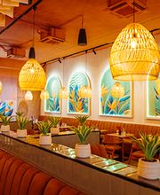 We are Mauritius, gutes Essen schmeckt noch besser, wenn man es teilt! Lachen, anstoßen, genießen – genau so geht ein perfekter Tag im Mauri. Ob mit der Crew, der Family oder deinem Lieblingsmenschen – hier dreht sich alles um gemeinsame Genussmomente.