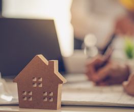Dank unserer langjährigen Erfahrung und Kenntnisse des Immobilienmarktes können wir unseren Kunden eine professionelle und zuverlässige Beratung bieten.