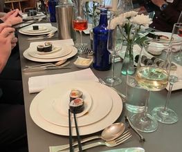 Geschlossene Gesellschaft Sushi-Rollen als elegante Vorspeise, serviert im Rahmen des einzigartigen Social Dining Erlebnisses bei Geschlossene Gesellschaft.