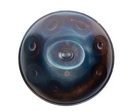 Kita Pantam ist sowohl geeignet für Anfänger, als auch für fortgeschrittene Handpan Spieler. Die ausgereifte Klangbalance macht diese Instrumente zu einem besonderen Spielerlebnis. Das mittellange Sustain ermöglicht sowohl schnelle, intensive als auch ruhige melodische Spielweisen.
Du kannst die Kita Pantam Handpan im Handpan Showroom Stuttgart ausprobieren und kaufen oder bei www.Handpan.World online bestellen.