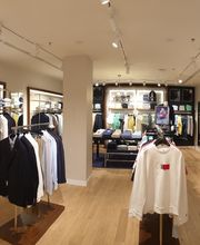 Tommy Hilfiger image 2