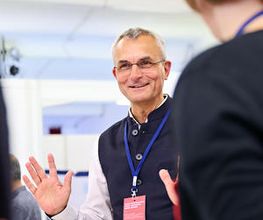 Immobilienmakler Thomas Franck im Kundengespräch auf der Berliner Immobilienmesse 2023