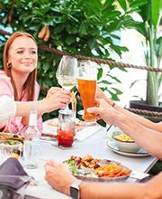 We are Mauritius, gutes Essen schmeckt noch besser, wenn man es teilt! Lachen, anstoßen, genießen – genau so geht ein perfekter Tag im Mauri. Ob mit der Crew, der Family oder deinem Lieblingsmenschen – hier dreht sich alles um gemeinsame Genussmomente.