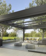 Kubus aus Glas und Aluminium