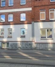 TA WingTsun Linden-Limmer - Straßenansicht einer Selbstverteidigungsschule in Hannover-Limmer mit Backsteinfassade, Schaufenstern, Eingangsbereich und gut sichtbarem Trainingsstandort an einer Hauptstraße.