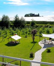 Blick auf das schöne Bodenseehinterland - Außenanlage - für unsere kleinen Gäste stehen Trettraktor, Anhänger, Dreirad, Bobycar, Kinderfahrräder zum fahren bereit.