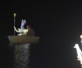 Zück dein Handy oder bring eine Taschenlampe mit, um „Ella – Die Seekönigin“ den hellen Weg zur Glitzerwelt zu zeigen.