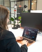 BUZZINTALENTS ist eine renommierte Influencer-Agentur aus Köln, die sich darauf spezialisiert hat, Marken und Menschen zusammenzubringen und herausragende Influencer-Kampagnen zu entwickeln. Als Full-Service Influencer Agentur platzieren wir Marken, Produkte und Botschaften in perfekte Inszenierung und erreichen damit Deinen individuellen Zielkunden: effektiv, zielorientiert und in professionellster Umsetzung.