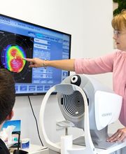 Britta Bonn erklärt die Vormessung.