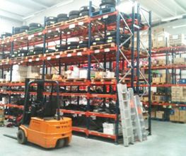 269859-sanz-auto-recambios-montacargas-dentro-de-un-almacen.jpg