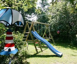 Schaukelanlage für Kinder im 3.800 qm großen Garten