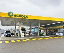 AGROLA Tankstelle und LAVEBA Shop in Frasnacht; grosse Überdachung; Fussgängerstreifen im Vordergrund; Fahrzeuge unter Überdachung