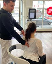 Die Gründe für Rückenschmerzen sind vielfältig: Stress, einseitige Belastung, langes Sitzen am Arbeitsplatz, Übergewicht und nicht zuletzt zu wenig Sport sind nur einige mögliche Ursachen. Doch mit diesen Tipps kannst du die fiesen Schmerzen im Rücken lindern und ihnen vorbeugen.
So gut wie jeden von uns hat es schon einmal erwischt: 69 Prozent der deutschen Bevölkerung leiden mindestens einmal pro Jahr unter Rückenschmerzen oder Nackenverspannungen. Bei vielen werden die Beschwerden im unteren und oberen Rücken sogar zum chronischen Problem. Damit es gar nicht erst soweit kommt, hilft rechtzeitiges Einschreiten.
Bei einer Studie der Universität Bayreuth verringerte das EMS-Training Rückenschmerzen von rund 82 Prozent ihrer 134 Testpersonen. 29,9 Prozent waren nach sechs Wochen Training sogar beschwerdefrei! Und auch dies bestätigt die Studie: Das EMS-Training kräftigt den Rücken mehr als konventionelles Krafttraining.