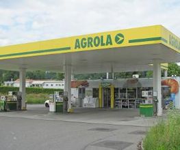 AGROLA Tankstelle in Boll mit TopShop; rechts wenig Wiese; Tankstelle mit drei Säulen