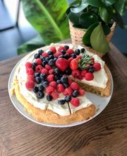 Mallorquinischer Mandelkuchen 
Mandelgiress, Zitrone,
Frischkäse, Beeren