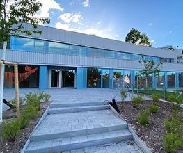 FRÖBEL-Kindergarten Wangener Höhe in Stuttgart, Außenansicht, FRÖBEL-Logo, © 2021 FRÖBEL e.V. Alle Rechte vorbehalten