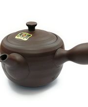 Japanische Einhand-Teekanne, Banko Kyusu
Perfekt für Deine Teezeremonie: Die japanische Teekanne (Kyusu) mit einem Fassungsvolumen von ca. 270 ml ist der ideale Begleiter für Deine Japanische Teezeremonie. Die Japanische Teekanne eignet sich hervorragend für die Zubereitung von Grüntee, insbesondere japanischen Grüntee.

Merkmale Japanische Teekanne:
✓ Qualitätsprodukt aus Japan
✓ Hergestellt aus Keramik
✓ Perfekt für die Zubereitung von japanischem Grüntee
✓ Füllmenge: ca. 270 ml
✓ Multi-Aufguss fähig

Durchmesser Teekannenbauch: ca. 9cm
Höhe: ca. 7cm