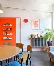 Kreatives Arbeiten im Detail: Unser "Secret Lab" bietet kleineren Gruppen mit bis zu 12 Personen den idealen Rückzugsort für Coachings, Strategie-Sessions und vertrauliche Meetings am großen, runden Tisch „behind closed doors“.